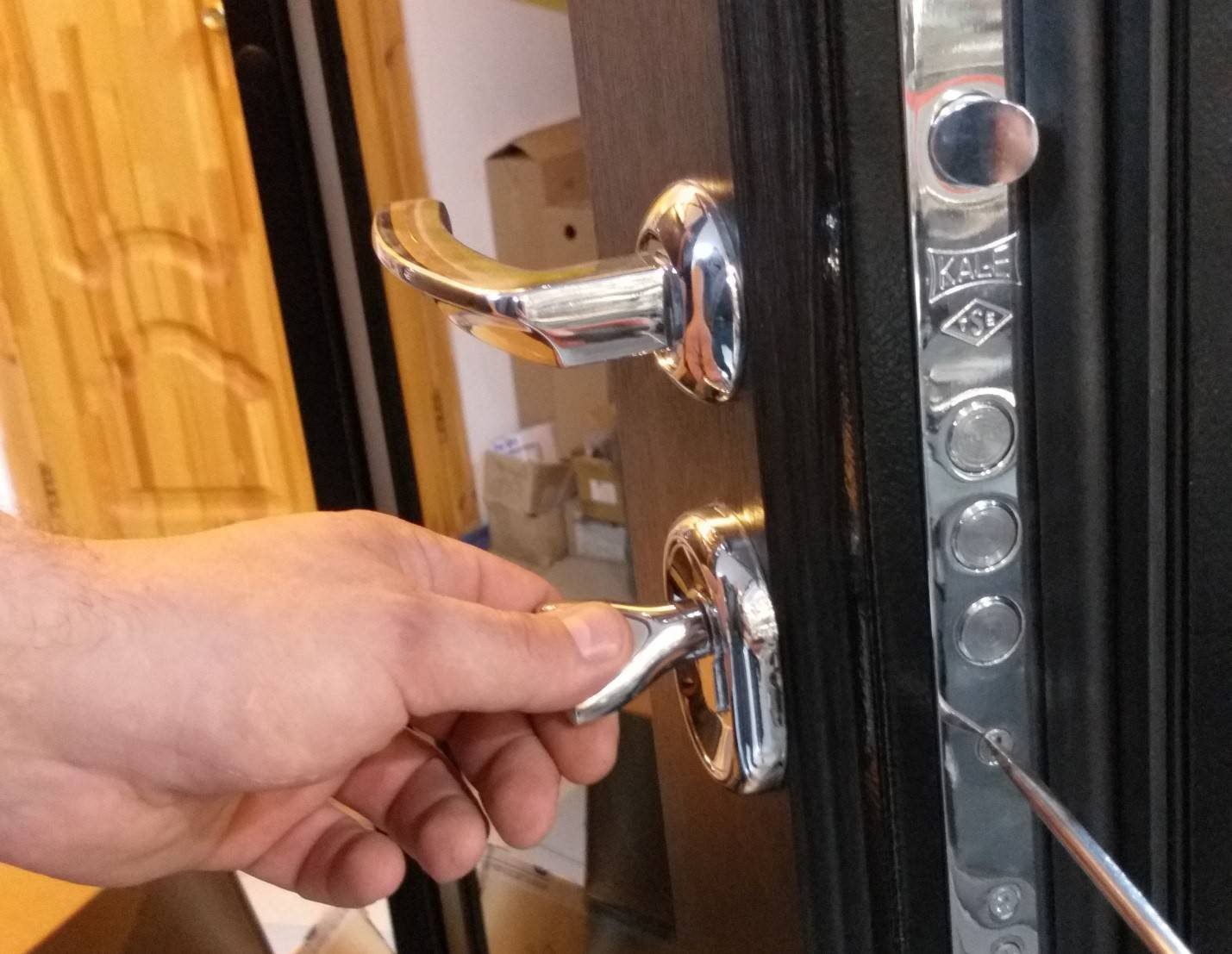 Comment ouvrir une porte blindée fermée à clé 
