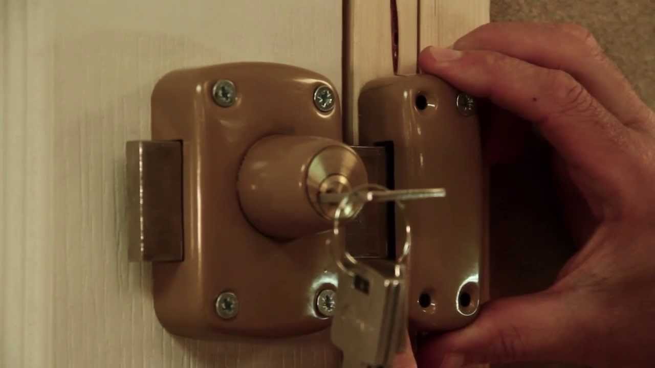 Comment ouvrir une porte bloquée de l’extérieur