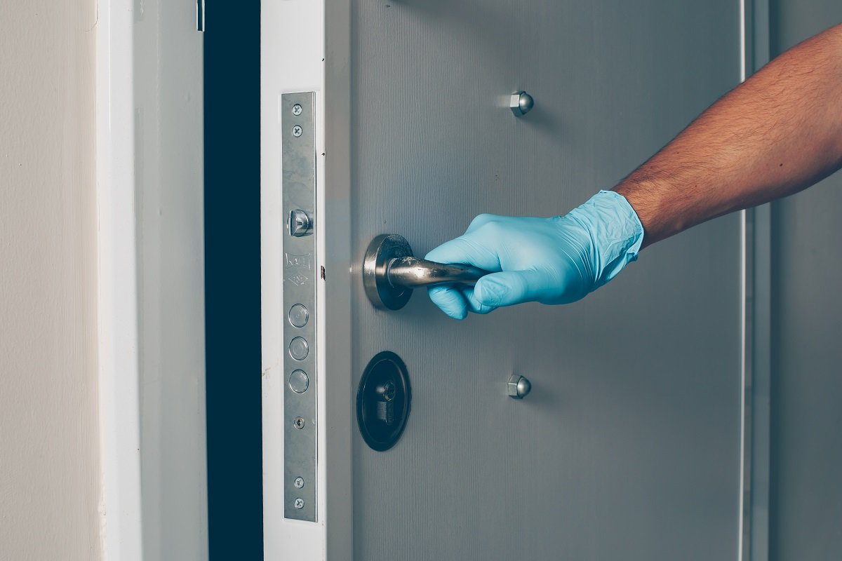 Réparer une porte voilée 