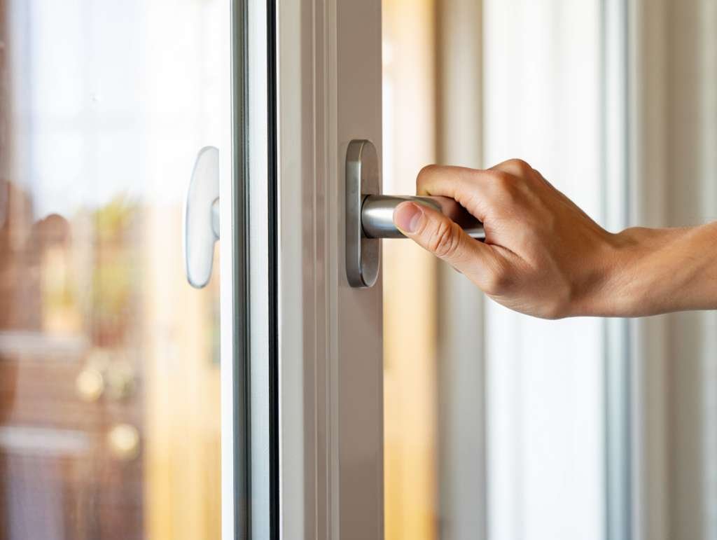 Comment fermer une porte-fenêtre de l'extérieur sans poignée 