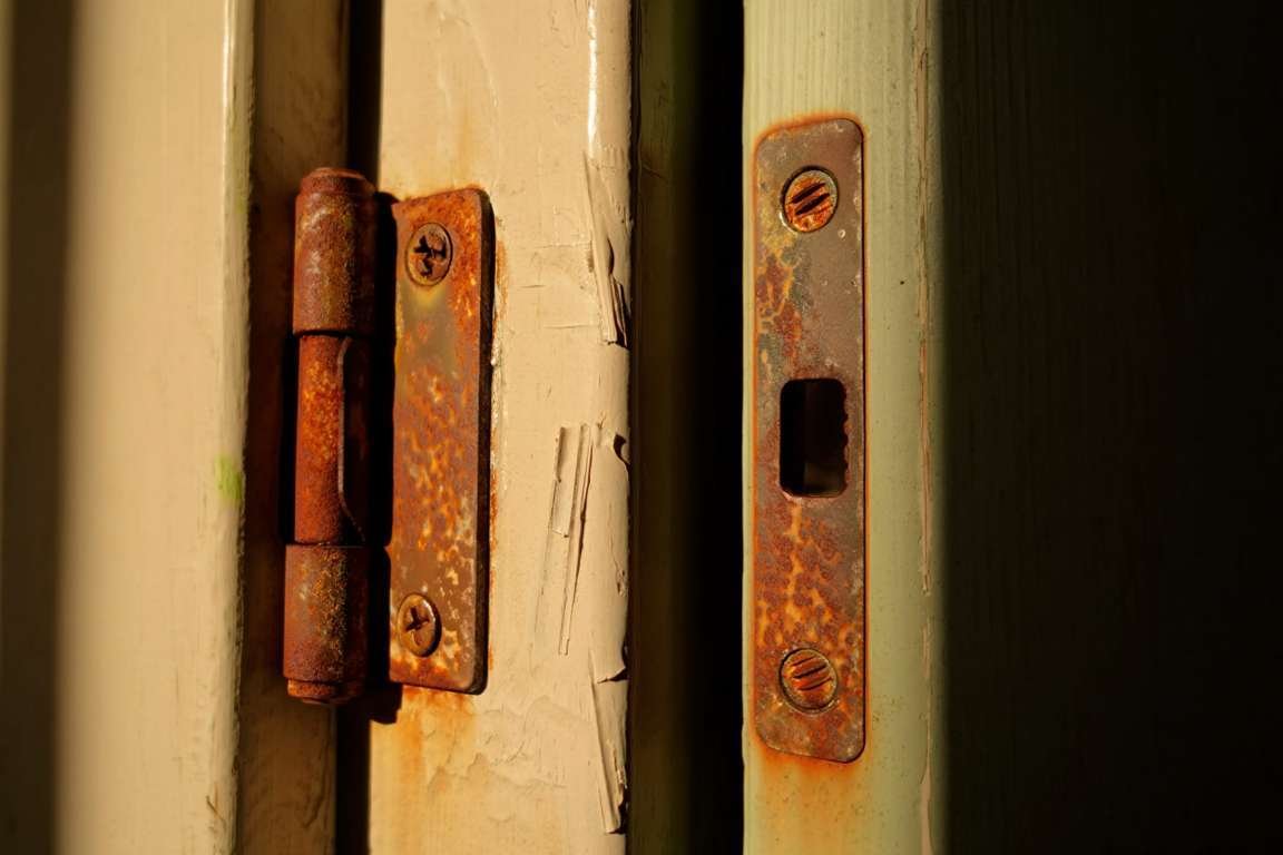 Comment réparer les gonds de porte qui bougent