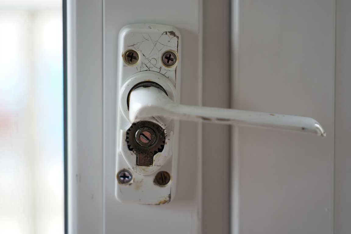 Comment réparer ou changer une crémone de fenêtre PVC cassée