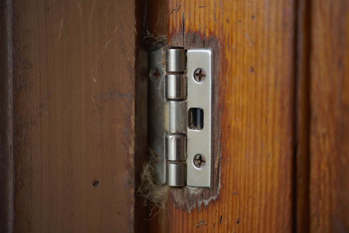 Comment réparer les gonds de porte qui bougent