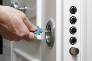 Comment ouvrir une porte blindée fermée à clé