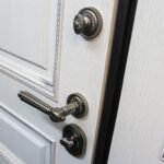 Comment réparer une crémone de porte