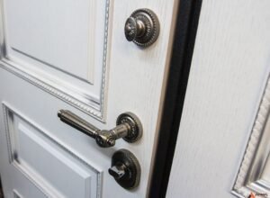 Comment réparer une crémone de porte