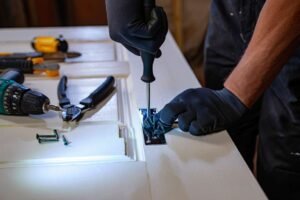 Installer une gâche électrique de porte