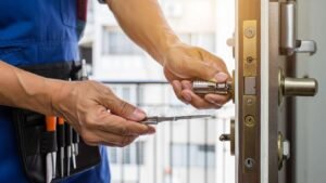 Serrure bloquée et clé qui ne tourne pas : que faire ?