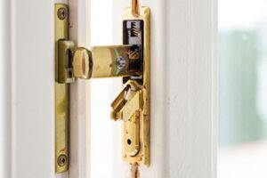 Comment réparer ou changer une crémone de fenêtre PVC cassée