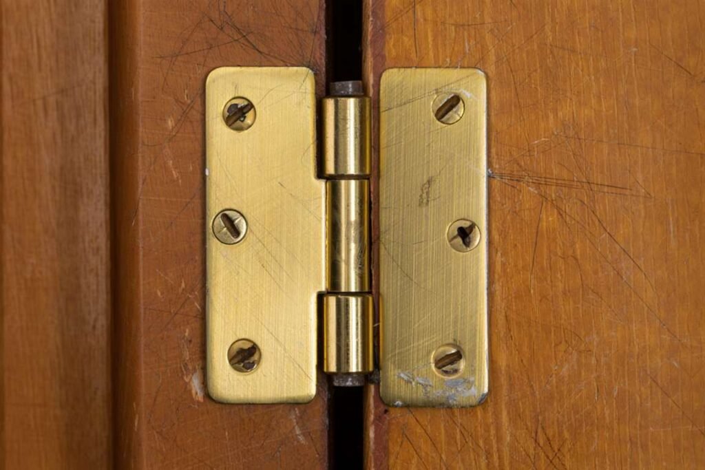 Comment réparer les gonds de porte qui bougent