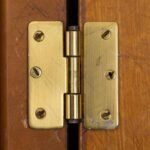 Comment réparer les gonds de porte qui bougent ? Guide pratique Comment réparer les gonds de porte qui bougent