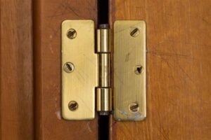 Comment réparer les gonds de porte qui bougent