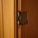 charniere-porte-placard-reparation