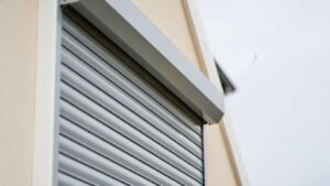 Comment remonter manuellement un volet roulant électrique ?