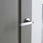 Comment démonter une poignée de porte sans vis apparente