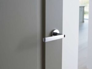 Comment démonter une poignée de porte sans vis apparente